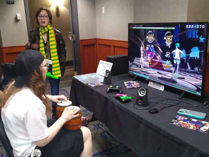 People playing Project Diva with Donkey Kong Bongos.